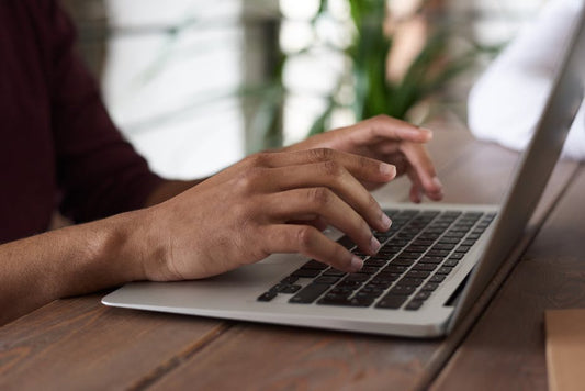 Comment gérer un avis négatif : répondre et transformer les avis clients négatifs